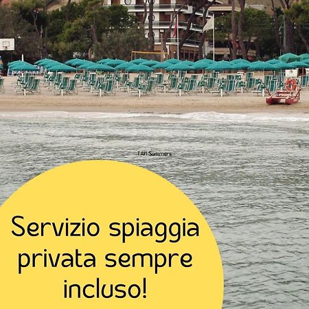 Hotel Astoria Pineto Bagian luar foto