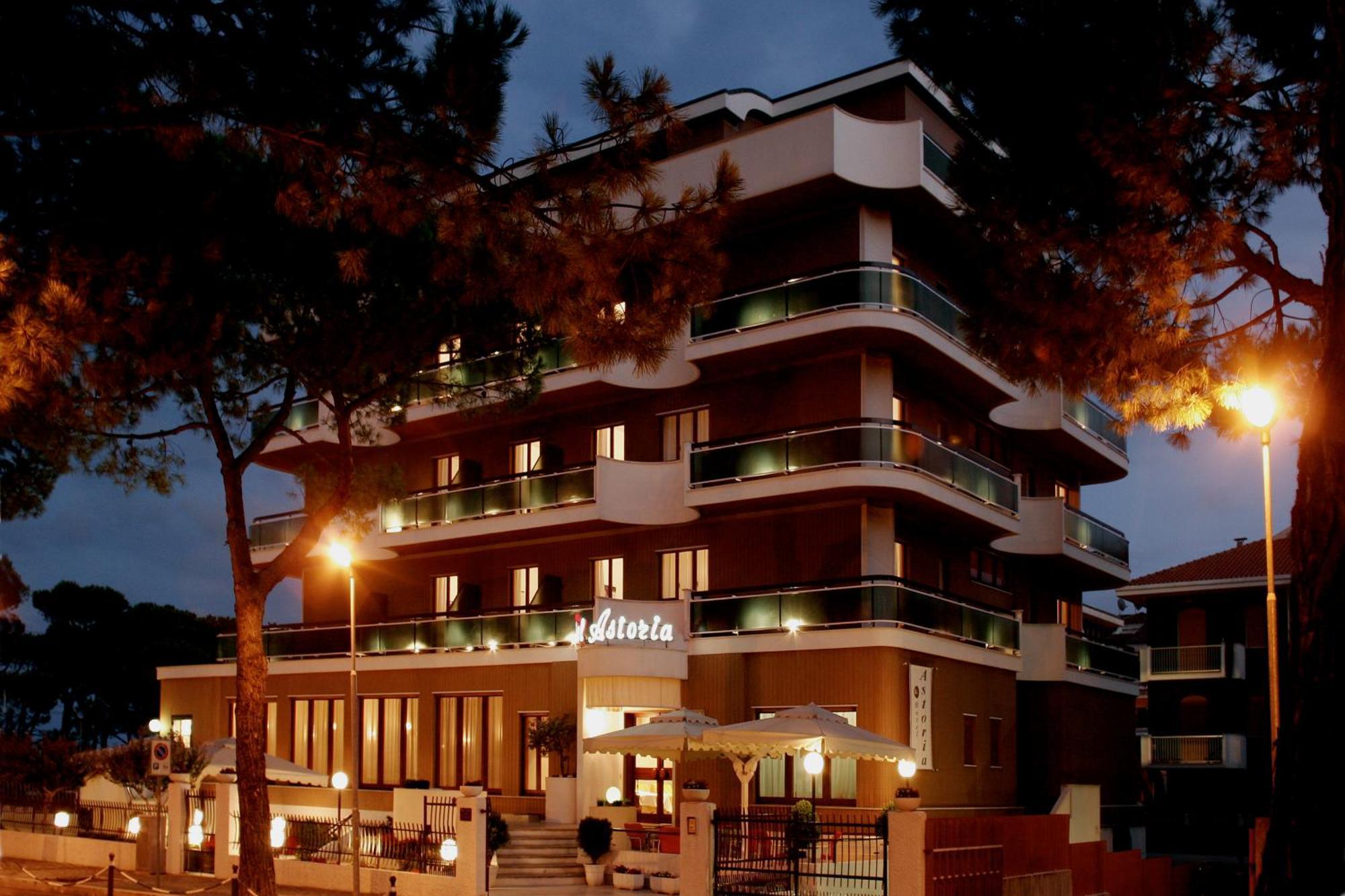 Hotel Astoria Pineto Bagian luar foto