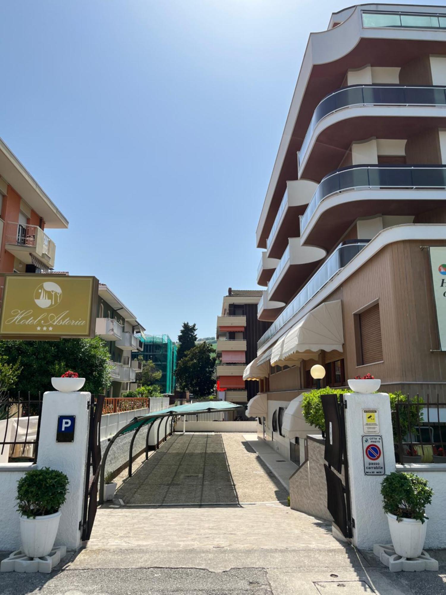 Hotel Astoria Pineto Bagian luar foto
