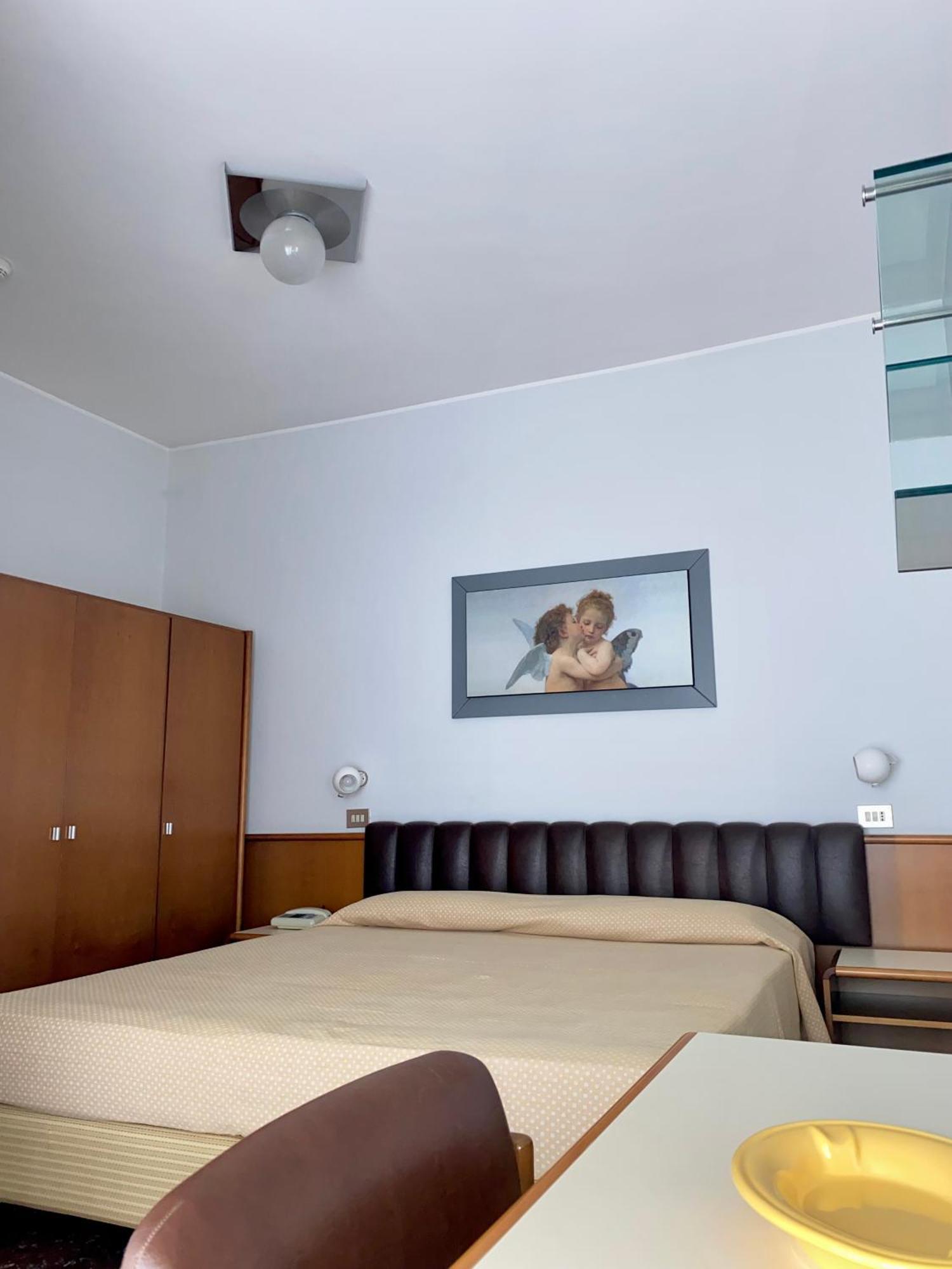 Hotel Astoria Pineto Bagian luar foto