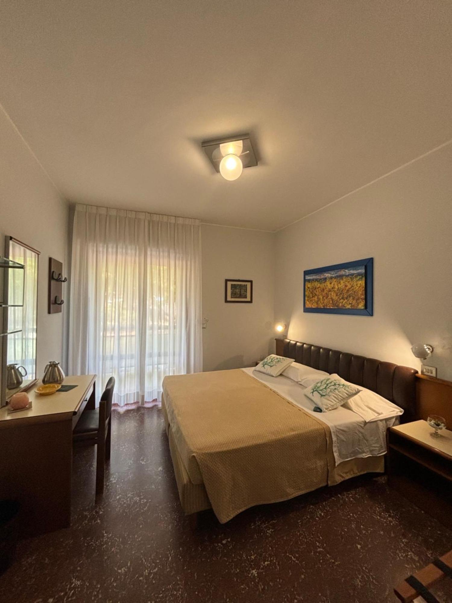 Hotel Astoria Pineto Bagian luar foto